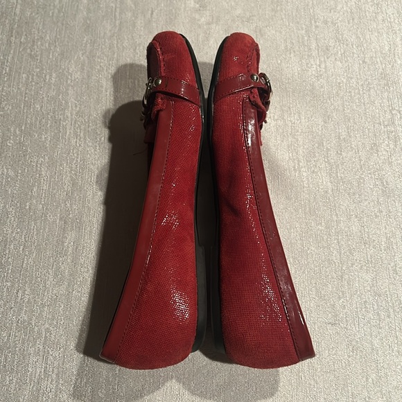 Anne Klein Women’s Red 2000s Styled Flats w/ Y2K Buckle and Bright red Sz 7.5 - Picture 9 of 13